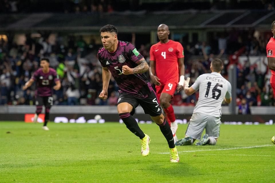 Jorge Sánchez definió de exquisita manera para el gol de México.