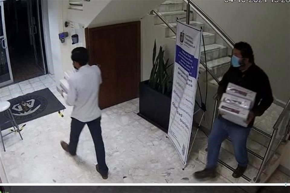 Las cámaras captaron cómo los trabajadores sacaban cajas con documentos, aparatos y decoración.