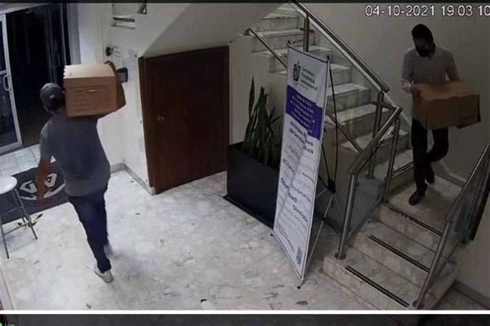 Las cámaras captaron cómo los trabajadores sacaban cajas con documentos, aparatos y decoración.