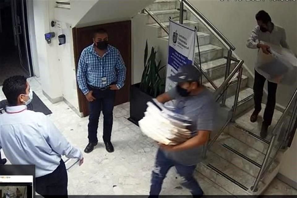 Las cámaras captaron cómo los trabajadores sacaban cajas con documentos, aparatos y decoración.