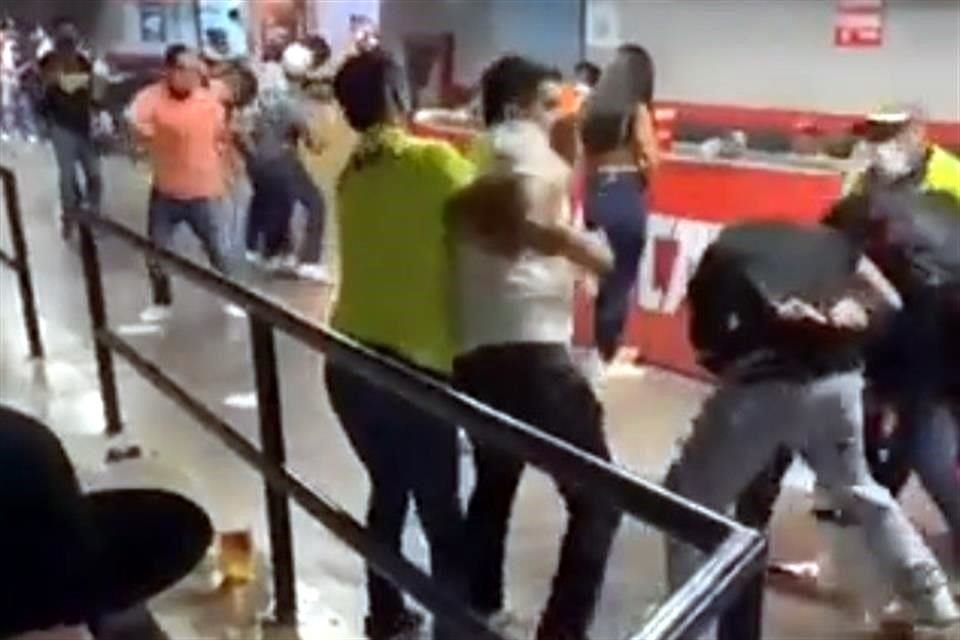 Los aficionados tuvieron un conato de bronca en uno de los pasillos del Estadio de Beisbol Monterrey.