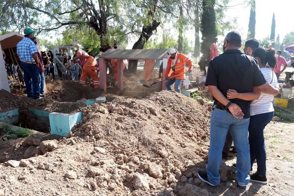 Vega Chapa fue sepultada a las 10:00 horas en el Panteón San Jorge de la Avenida Lincoln, en Monterrey.