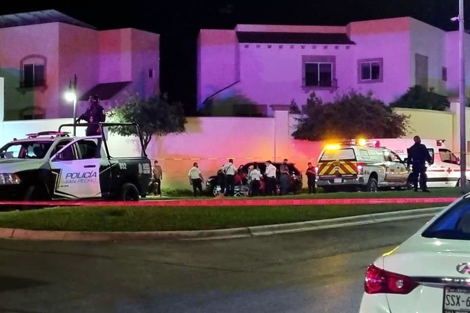 La balacera fue reportada a las autoridades municipales alrededor de las 20:15 horas, frente al acceso al sector privado Las Sendas Galicia, ubicado a unos 100 metros de la Avenida Alfonso Reyes.