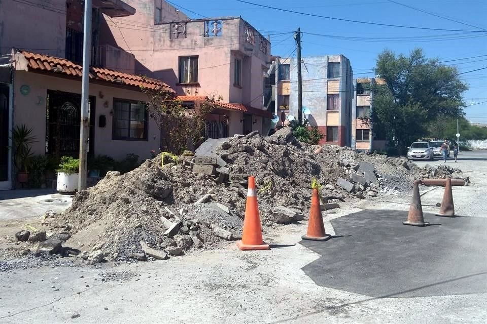 En Constituyentes de Querétaro, en San Nicolás, Agua y Drenaje ha dejado obras inconclusas, afectando a vecinos y peatones.