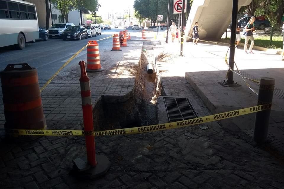 En el Centro de Monterrey Agua y Drenaje ha dejado obras inconclusas, afectando a vecinos y peatones.