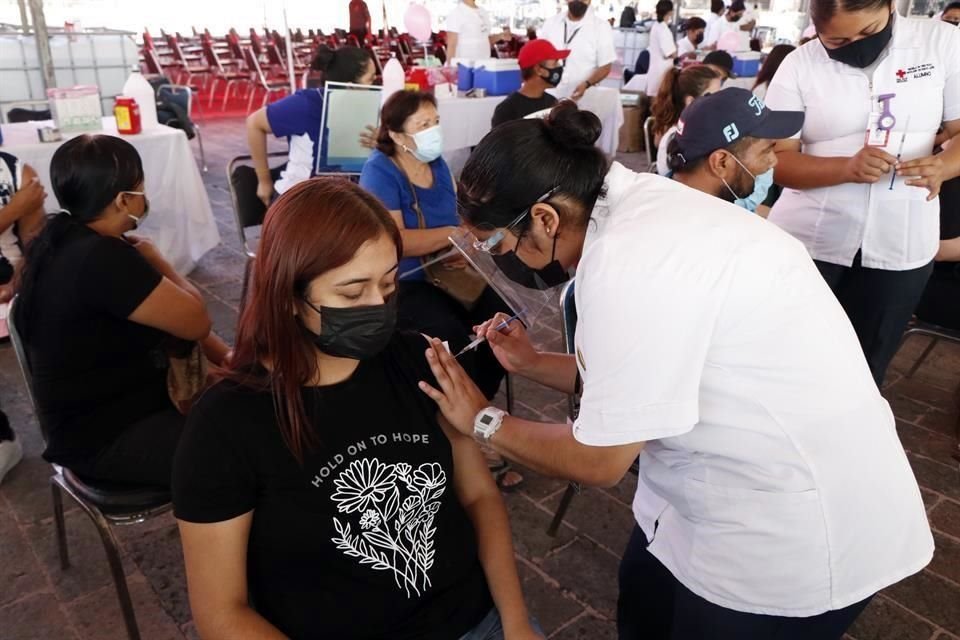 Hoy inició la aplicación de la segunda dosis antiCovid para el grupo de 18 a 29 años en Monterrey.