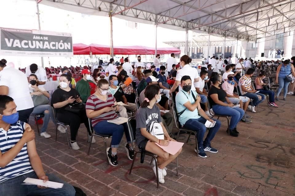 Hoy inició la aplicación de la segunda dosis antiCovid para el grupo de 18 a 29 años en Monterrey.