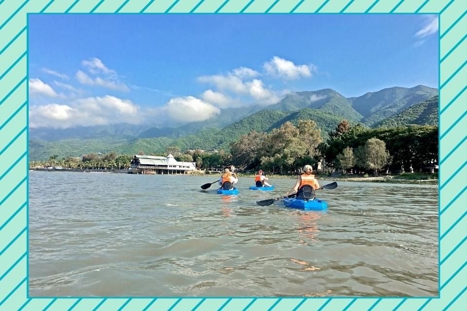 Pasea a bordo de un kayak en el Lago de Chapala, el más grande de México.