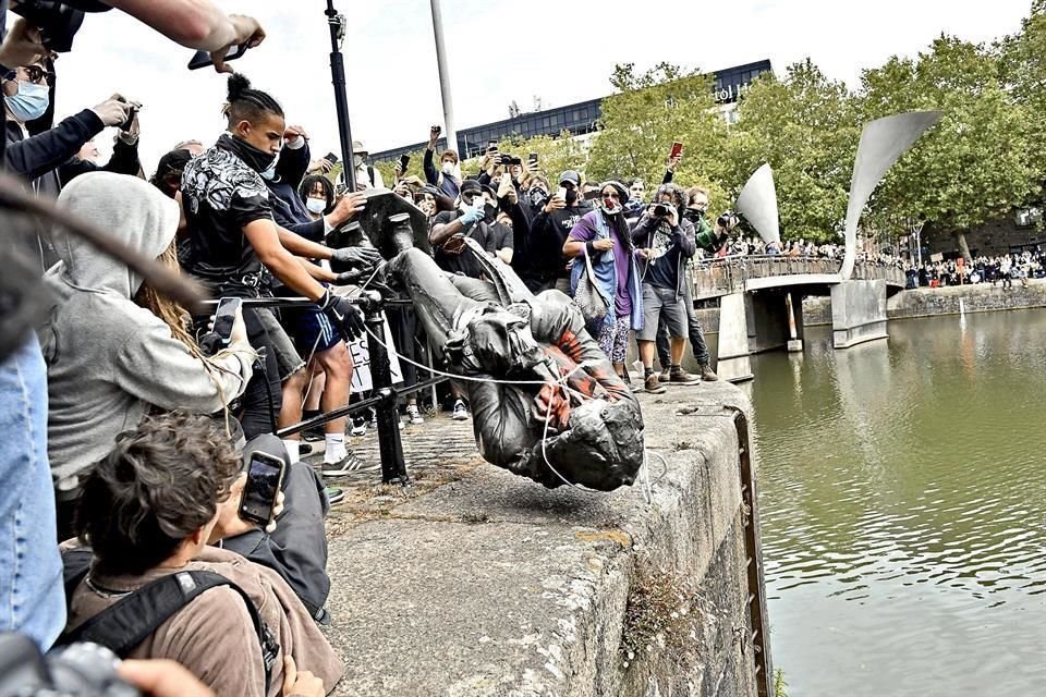 El doctor y restaurador Gabriel Mérigo analiza la destrucción de monumentos como constante en la historia en afán por negar personajes.