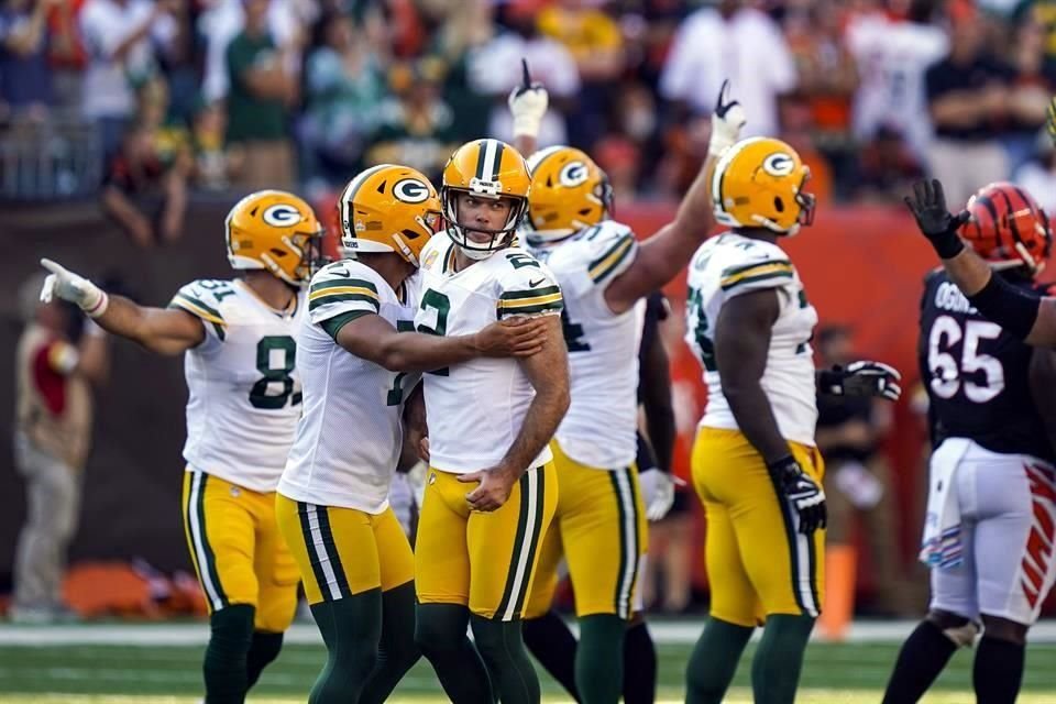 Mason Crosby pasó de villano a héroe, al errar goles de campo.