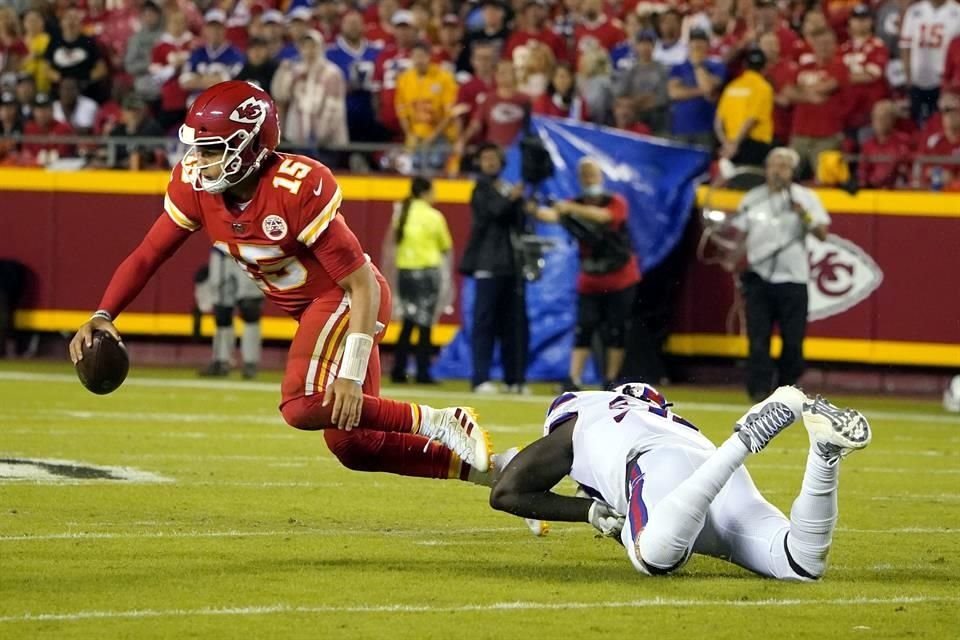 Patrick Mahomes sufrió con la defensiva de Bills.