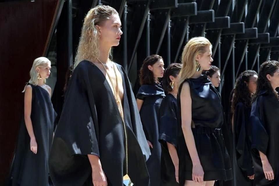 Arrancan los festejos de los XV años de MBFWMx (el Fashion Week mexicano) con un desfile bicolor de Julia y Renata Franco.