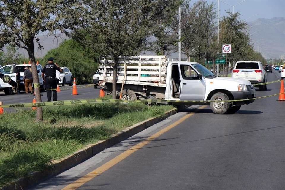 El vehículo oficial estaba detenido para hacer trabajos de mantenimiento en el camellón central de la Avenida Lincoln.