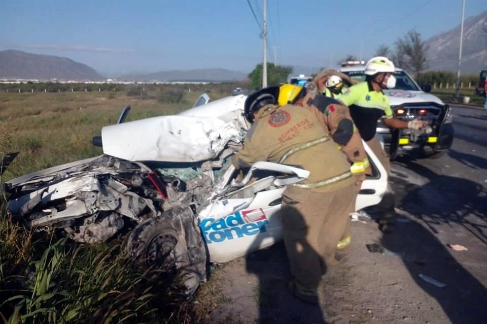 Dentro del auto Nissan Tsuru que chocó por alcance, quedó prensado y sin vida el conductor.