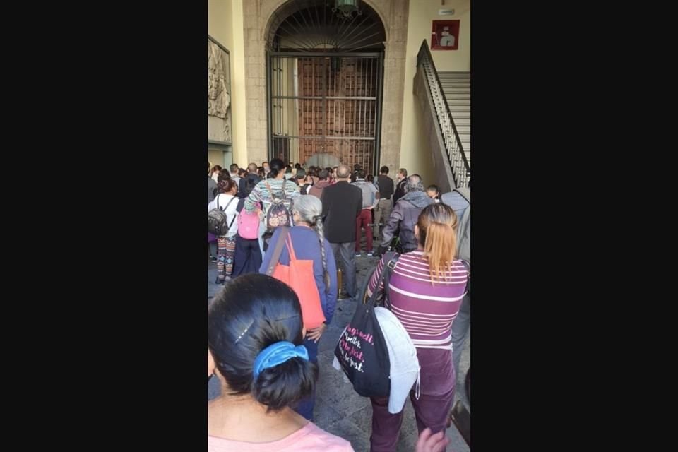 Empleados y personal de SEP permanecieron retenidos por casi 8 horas en edificio del Centro Histórico por protesta de maestros de Guerrero.