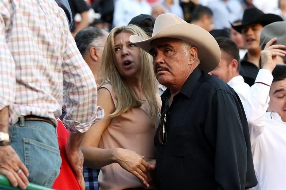 La familia y voceros de Vicente Fernández informaron que pese a que su salud es estable, el cantante es muy dependiente de ventilación.