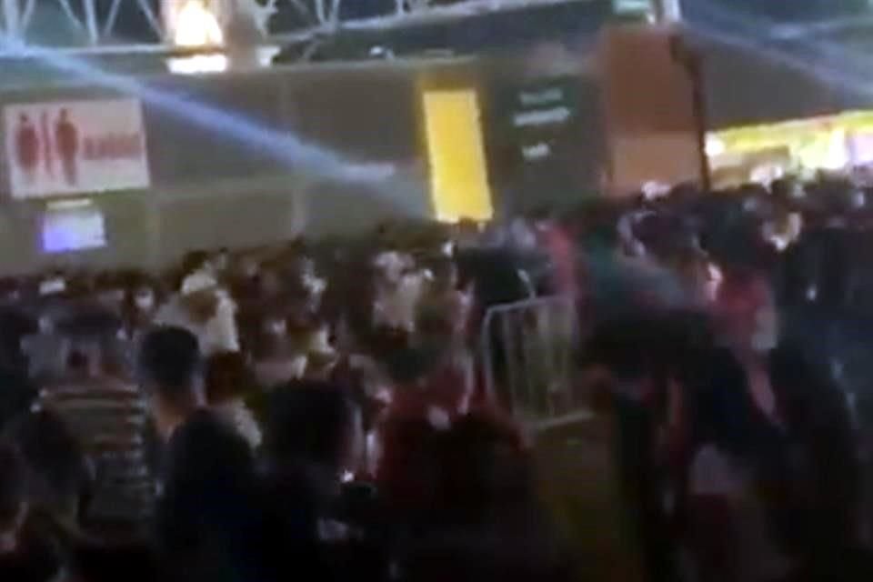 Presuntamente la situación se salió de control para el personal de seguridad, debido a un sobrecupo en el lugar.