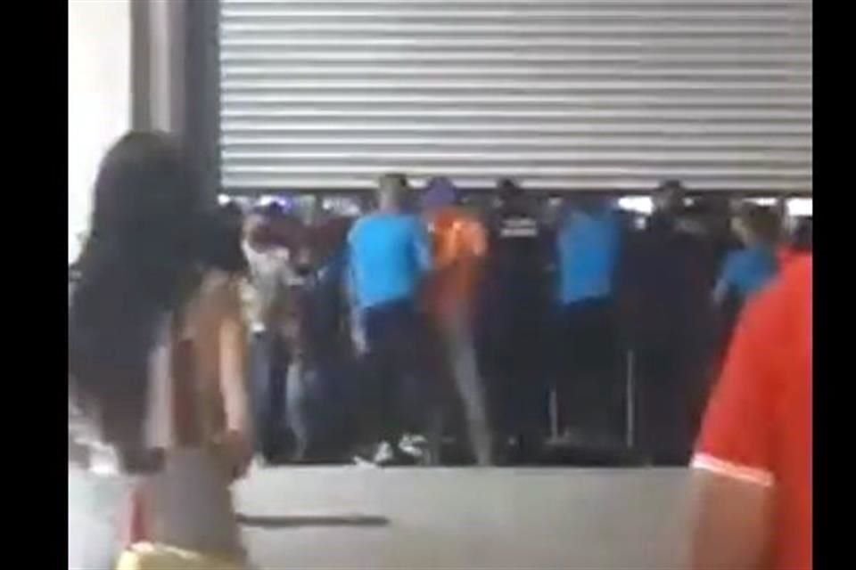 Al parecer, la pelea inició porque decenas de personas pretendían ingresar al área del Jardín Cerveza.