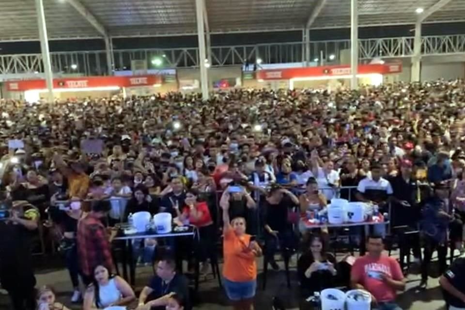 Dentro del recinto estaba lleno, al parecer mas de 2 mil personas disfrutaban del evento.