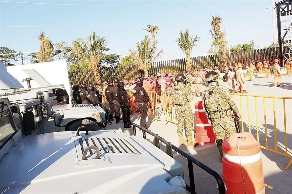 Marinos y policías resguardan la zona de la obra.