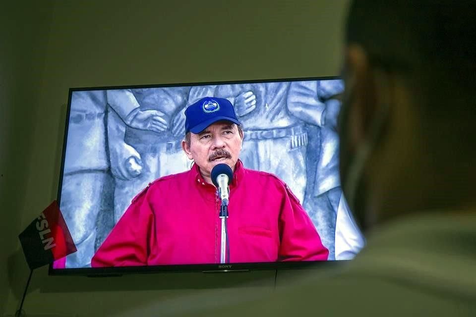 Una persona ve un discurso televisado del Presidente Daniel Ortega.