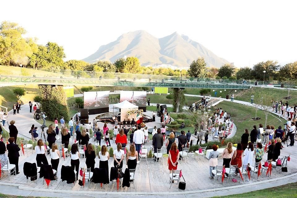 Rinden 'Homenaje en Vida' a las fundadoras de Anspac, en el 15 Aniversario del Paseo de la Mujer Mexicana