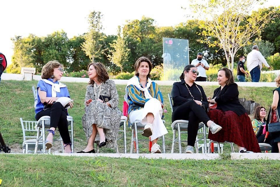 Yolanda Santos de Hoyos, Nina Menocal, Alejandra Santos de Estévez, Sonya Santos y Verónica González Casas