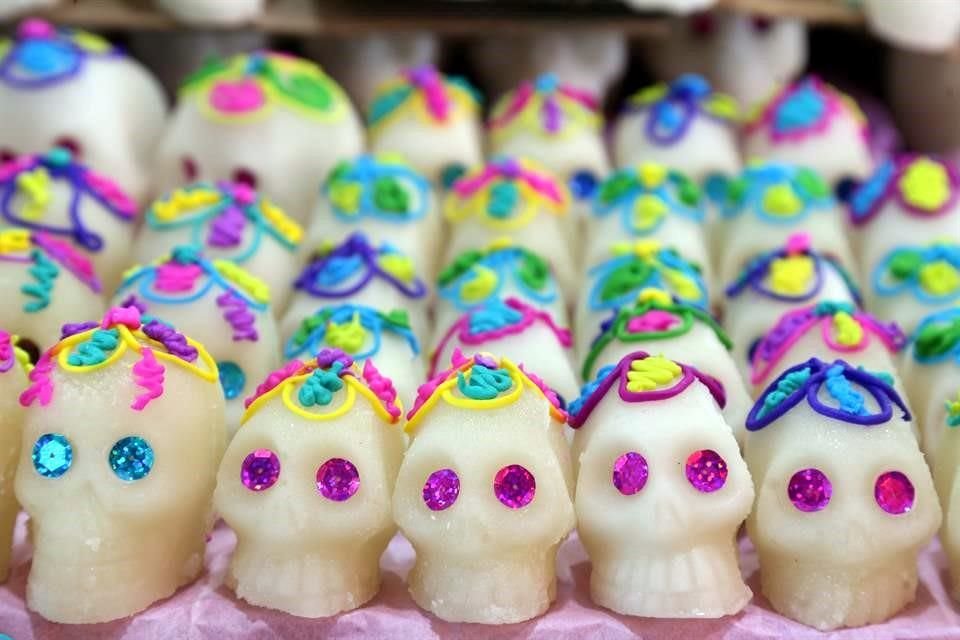 En la tradicional feria se pueden encontrar productos relacionados con el Día de Muertos.