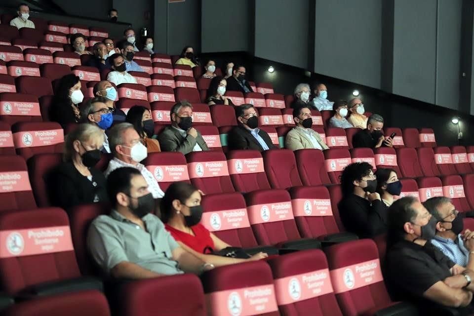 Los 168 espectadores llegaron temprano. Había jóvenes y adultos con cubrebocas.
