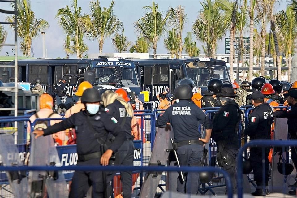 Elementos antimotines y de la Secretaría de Marina resguardan los accesos a la refinería de Dos Bocas, donde el miércoles se desató un enfrentamiento.