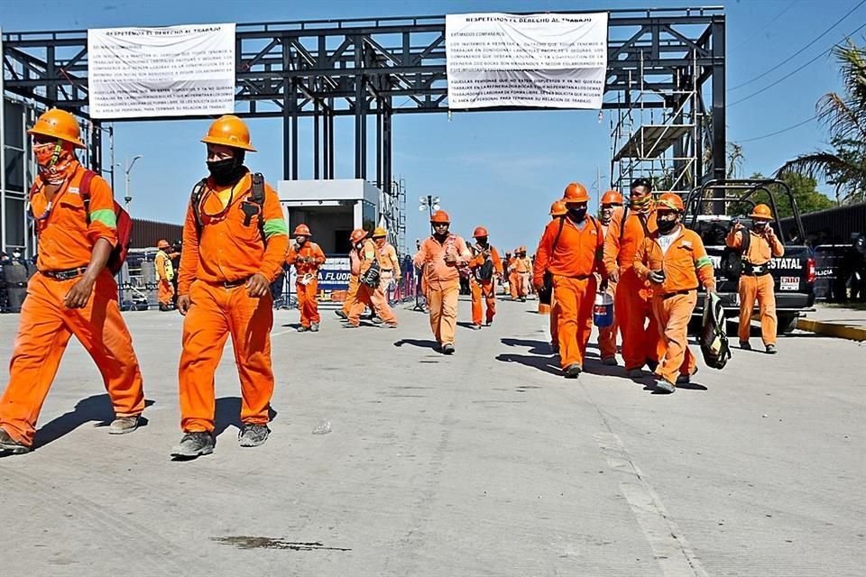 Trabajadores de ICA Fluor fueron desalojados del complejo ante presuntos conatos de bronca por disparos con armas de fuego.