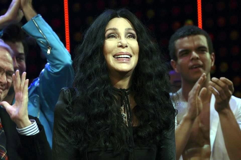 Cher demanda a herederos de Sonny Bono por regalías.