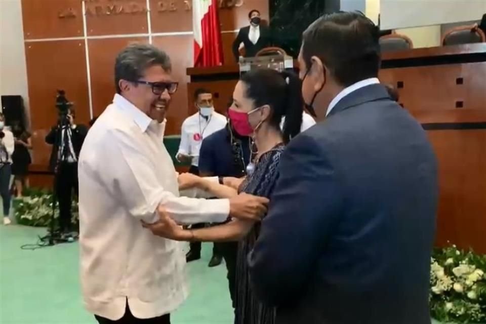 Ricardo Monreal obsequió un abrazo a Claudia Sheinbaum en presencia del senador Félix Salgado Macedonio.