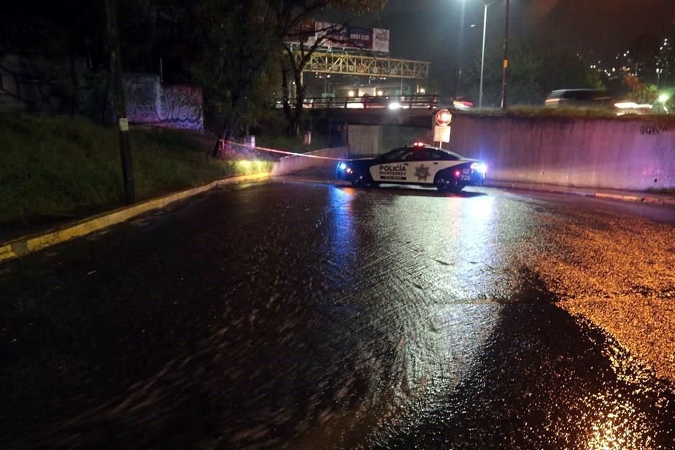 Con una patrulla, el Municipio cerró, cerca de las 21:30 horas, el retorno a desnivel de la Avenida Garza Sada, a la altura del Parque Canoas, ante el riesgo de inundaciones.