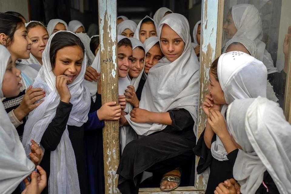 Niñas afganas afuera de su escuela en Kandahar, Afganistán.