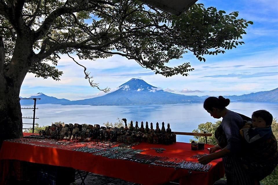 Otro de los grandes protagonistas en los itinerarios del viajero es el Lago de Atitlán, rodeado por tres volcanes: Atitlán, Tolimán y San Pedro, todos rebasan los 3 mil metros de altura.