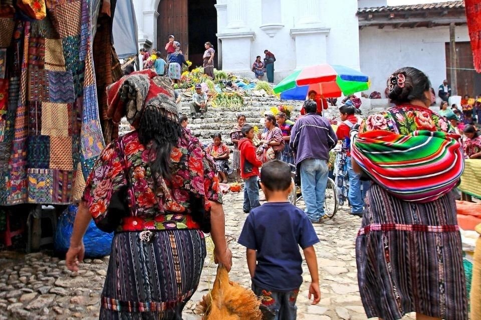 En el tianguis Chichicastenango destacan los textiles y el mágico batir de palmas de las mujeres que echan las tortillas al comal.