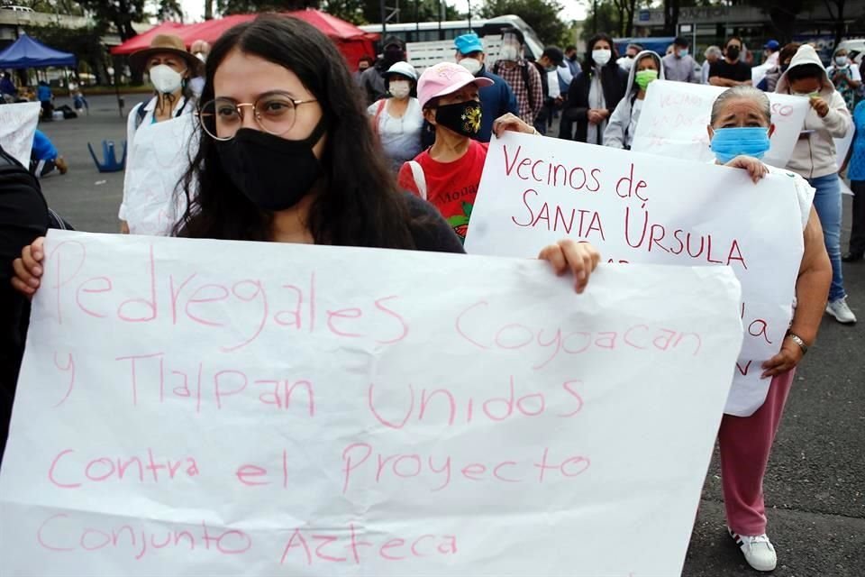 Originaria de Santa Ursula Coapa, la vecina Ana María Mejía expuso que los ejidos fueron cubiertos con el asfalto de los estacionamientos del estadio, en un proceso que continuará.