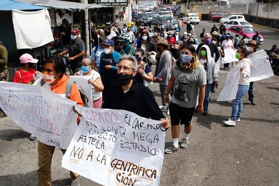 Vecinos de Santa Ursula Coapa marcharon alrededor del Estadio Azteca para rechazar el proyecto para construir en los estacionamientos un conjunto inmobiliario.