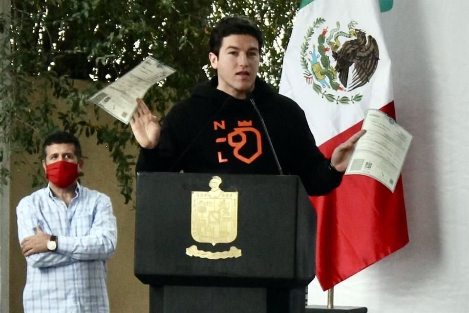 Durante su visita a la escuela General Ignacio Zaragoza localizada en el casco del municipio, el mandatario habló de ambos casos que son investigados por la Fiscalía General de Nuevo León.