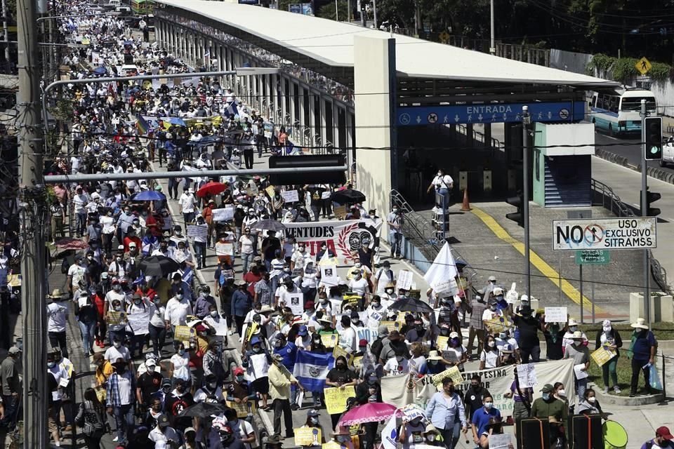 Personas marchando por las calles de San Salvador, en contra del Presidente Nayib Bukele.