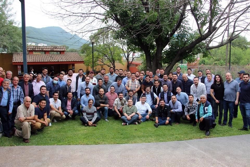 familiares y amigos acompañaron a Rafael Alanís, en su despedida de soltero