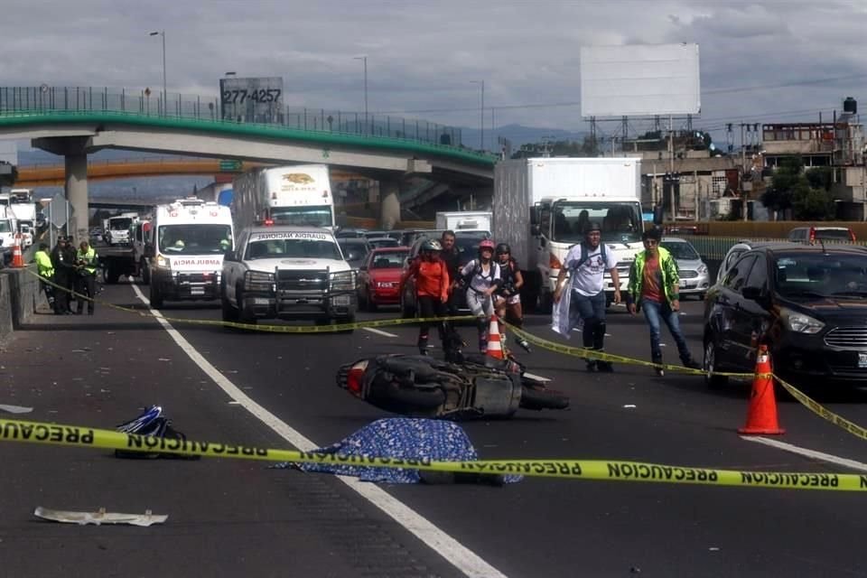 Un motociclista de alrededor de 30 años falleció la mañana de este domingo al accidentarse con su motoneta en la Autopista México- Puebla.