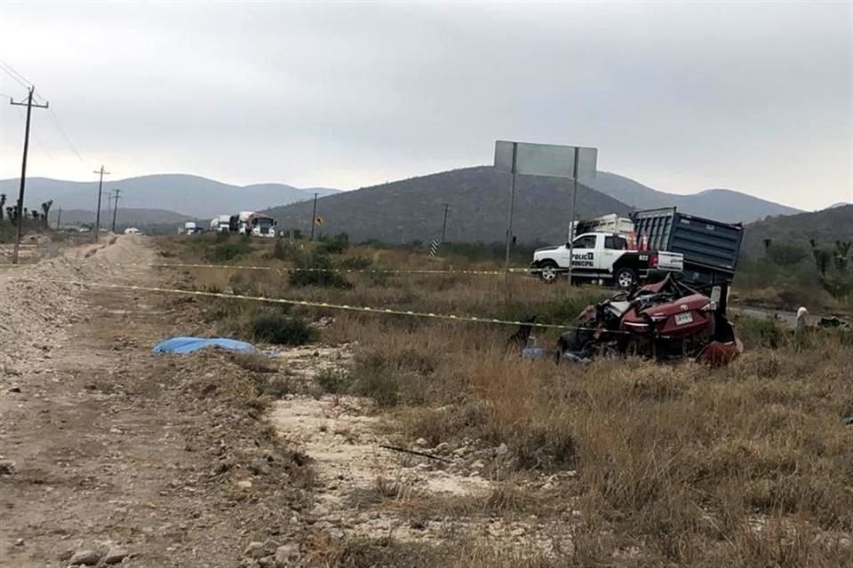 De nueva cuenta la Carretera a Colombia fue escenario de un accidente donde un trailero invadió carril, provocó dos muertes, se dio a la fuga y dejó su unidad de carga en llamas, en Salinas Victoria.