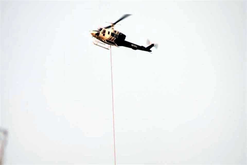 Con dos helicópteros, rescatistas combaten el fuego.