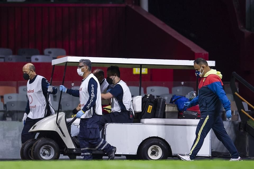 López fue llevado al hospital tras la dura entrada del hondureño.