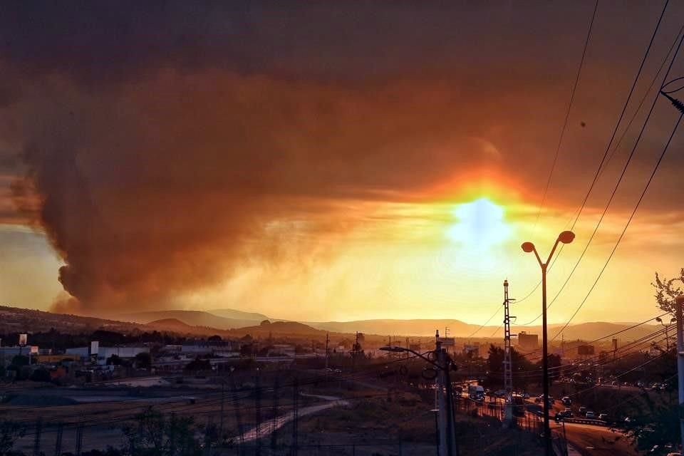 Después de 30 horas de combate al fuego, la noche de este miércoles se declaró controlado el incendio forestal en el Bosque La Primavera.