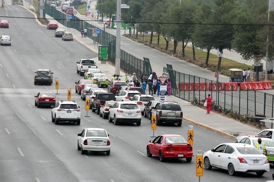 Ante unos 70 vehículos, los oficiales de la Policía de Guadalupe recibieron la instrucción de personal federal para que les comunicaran a los conductores que ya no había vacunas.