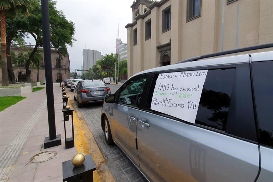 Desde antes de las 16:00 horas decenas de vehículos se estacionaron alrededor del Palacio de Gobierno para iniciar la caravana.