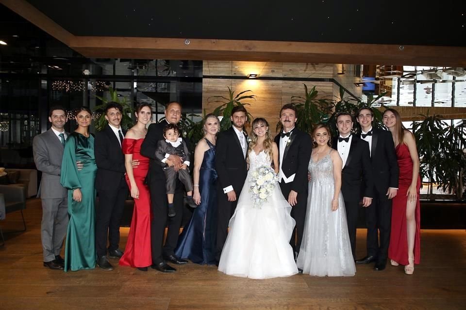 Caro Ibarra de la Garza y Ricardo Cerda García y familias
